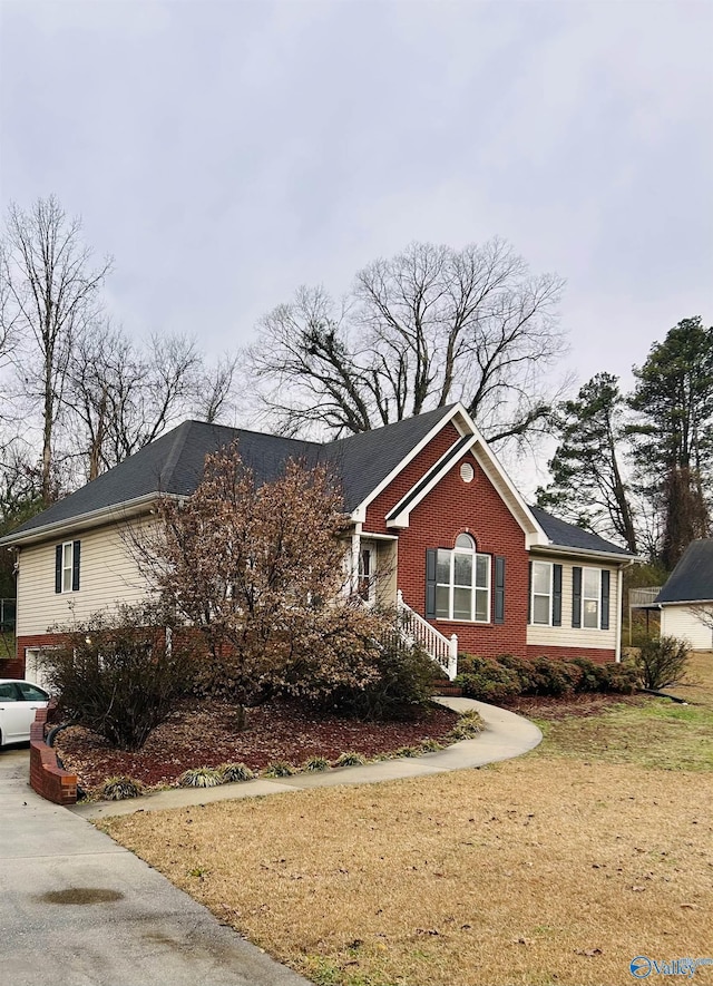 view of front facade with a front yard