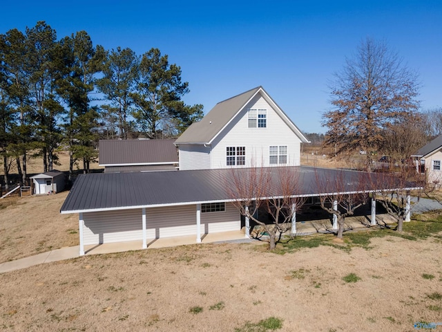 view of front of property featuring a shed and a front lawn