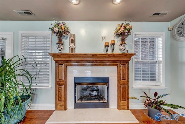 interior details with hardwood / wood-style floors