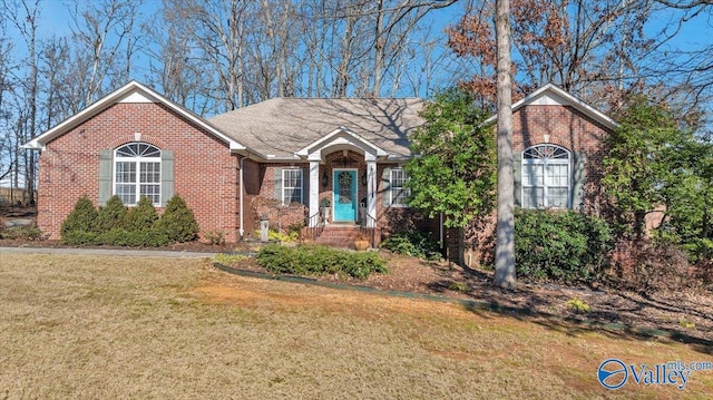 view of front of home featuring a front lawn