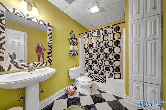 bathroom with toilet, a drop ceiling, and shower / bath combo