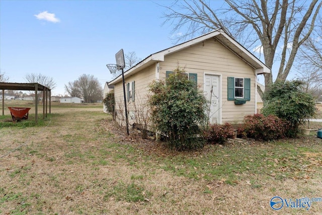 view of side of property featuring a lawn