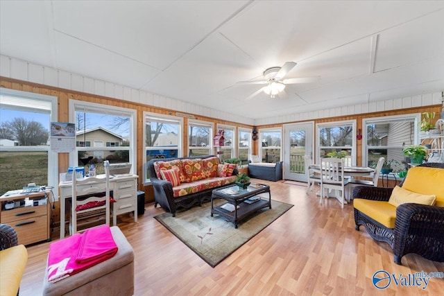 sunroom with ceiling fan