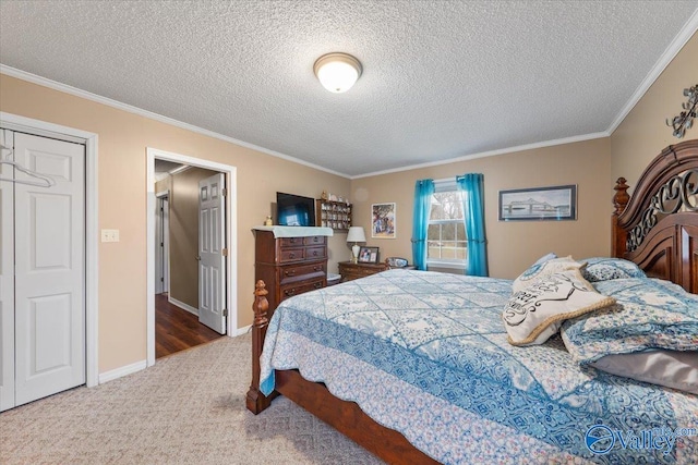 bedroom featuring crown molding, carpet floors, and a textured ceiling