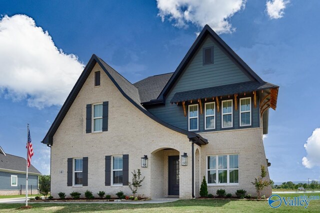 view of front of house featuring a front yard