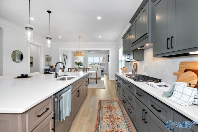 kitchen featuring appliances with stainless steel finishes, sink, light hardwood / wood-style floors, gray cabinets, and crown molding