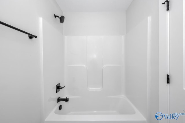 bathroom with shower / tub combination