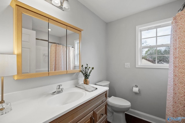 full bathroom featuring vanity, toilet, a shower with shower curtain, and baseboards