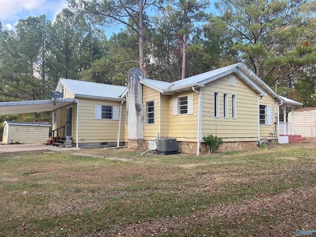 view of front of home with central air condition unit and a front lawn