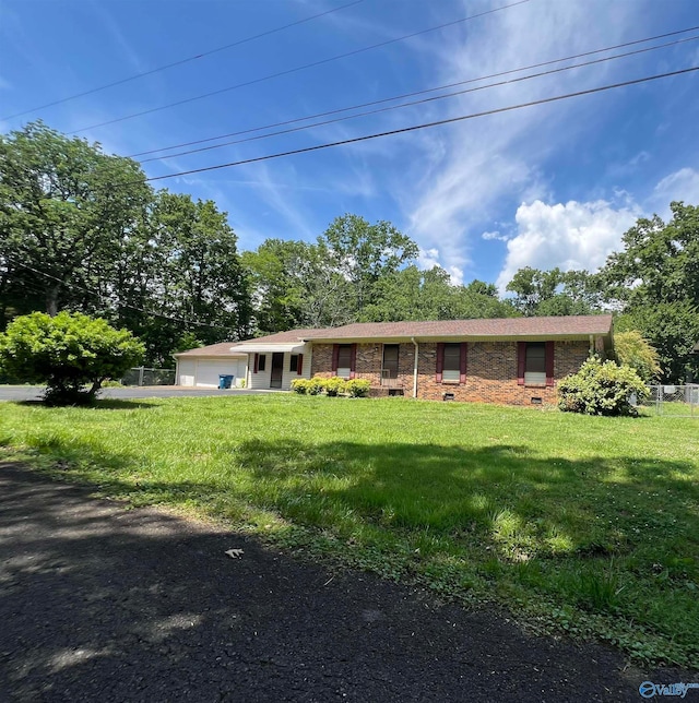 single story home with a front lawn