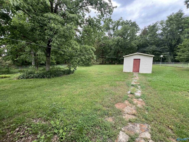 view of yard featuring a shed