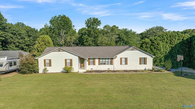 ranch-style home featuring a front lawn