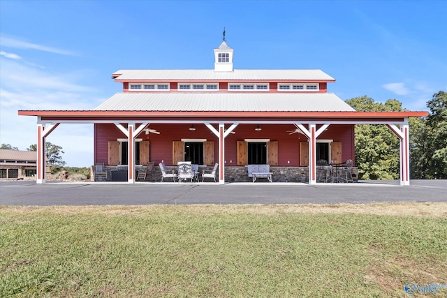 view of front facade featuring a front lawn