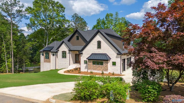 view of front of property featuring a front yard