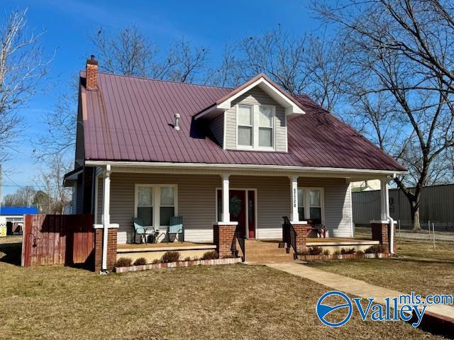 view of front of property with a front lawn and covered porch