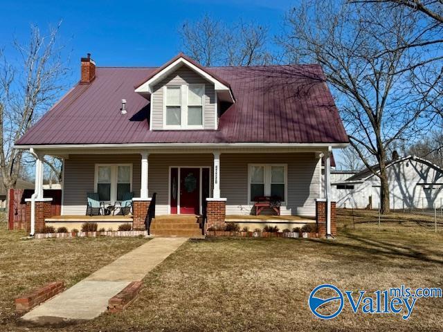 view of front of home featuring a front lawn and covered porch