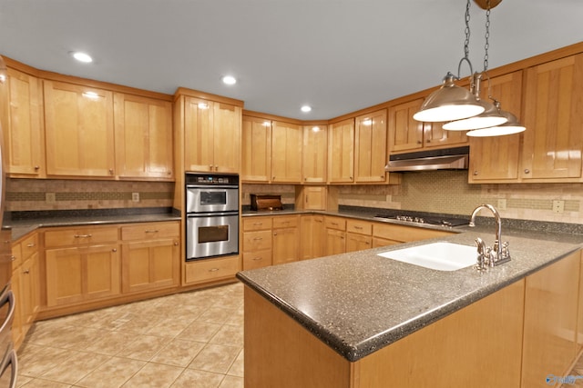 kitchen with sink, tasteful backsplash, decorative light fixtures, gas cooktop, and double oven