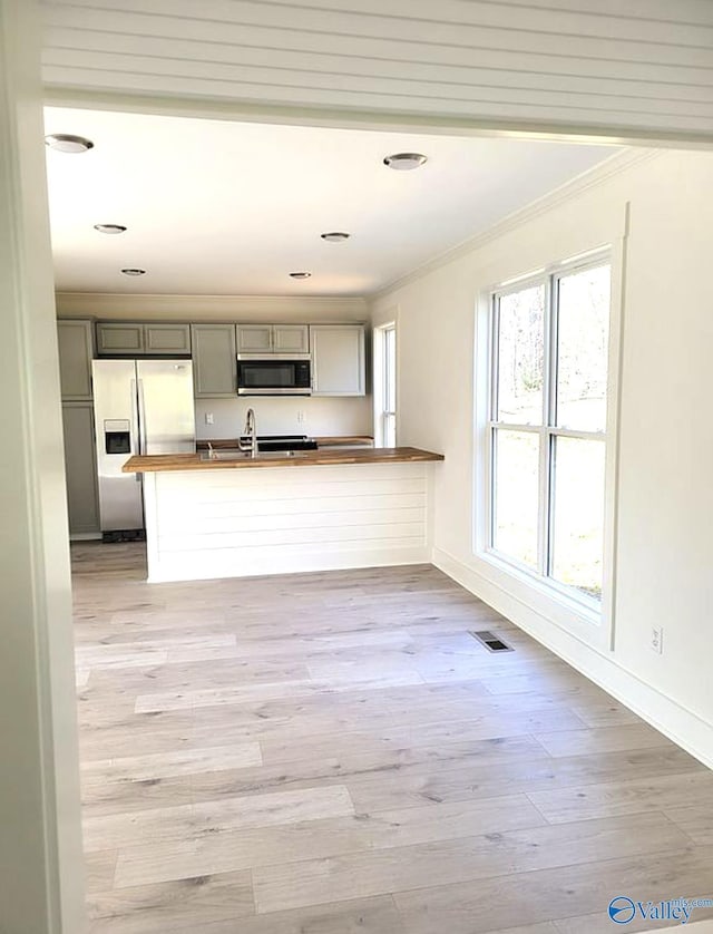 3635 Buck Island Dr, Guntersville, AL 35976 - kitchen featuring stainless steel appliances, ornamental molding, gray cabinetry, baseboards, and light wood-style floors