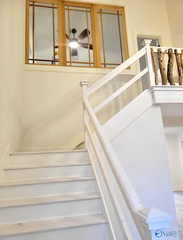 3635 Buck Island Dr, Guntersville, AL 35976 - view of staircase