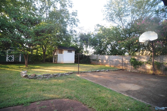 view of yard featuring a storage unit