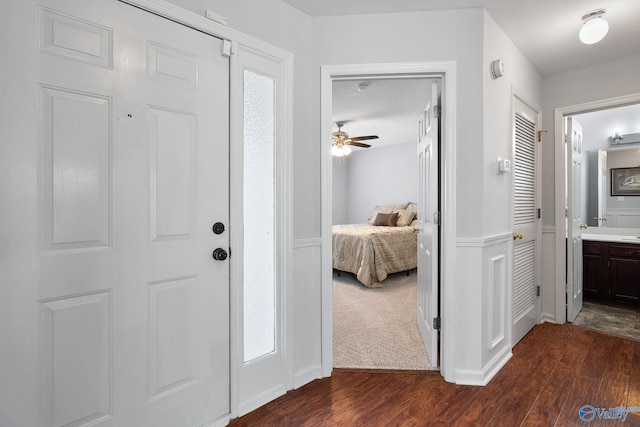 carpeted foyer featuring ceiling fan