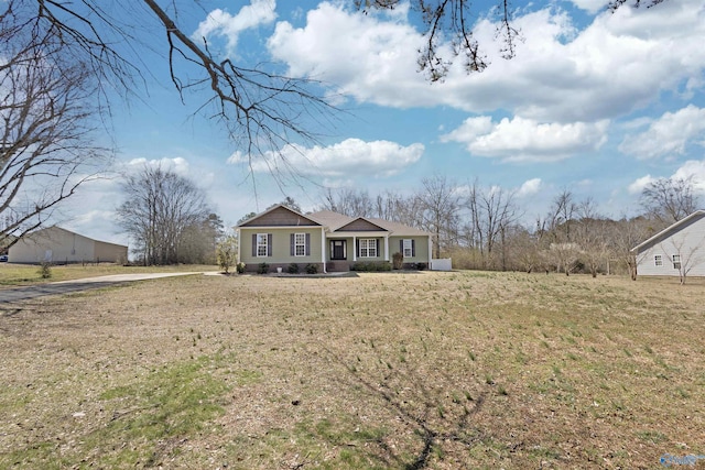 view of front facade featuring a front yard