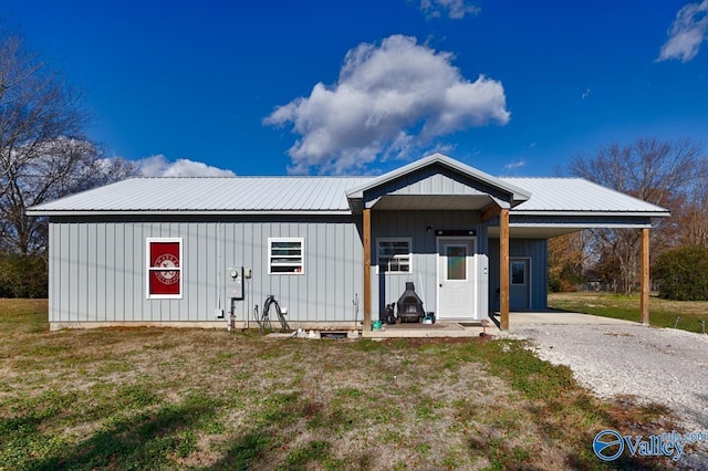 view of front of house featuring a front yard and a carport