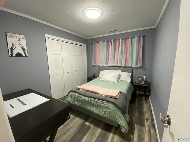 135 Forest Hill Rd, Trinity, AL 35673 - bedroom featuring wood finished floors, crown molding, a closet, and baseboards