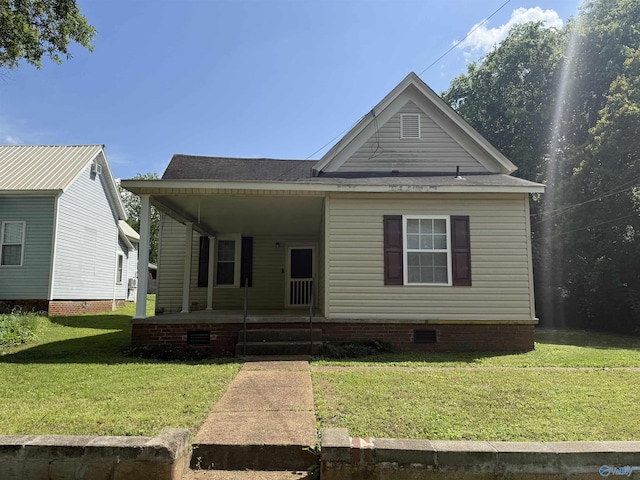 view of front of property with a porch, a front lawn, roof with shingles, and crawl space