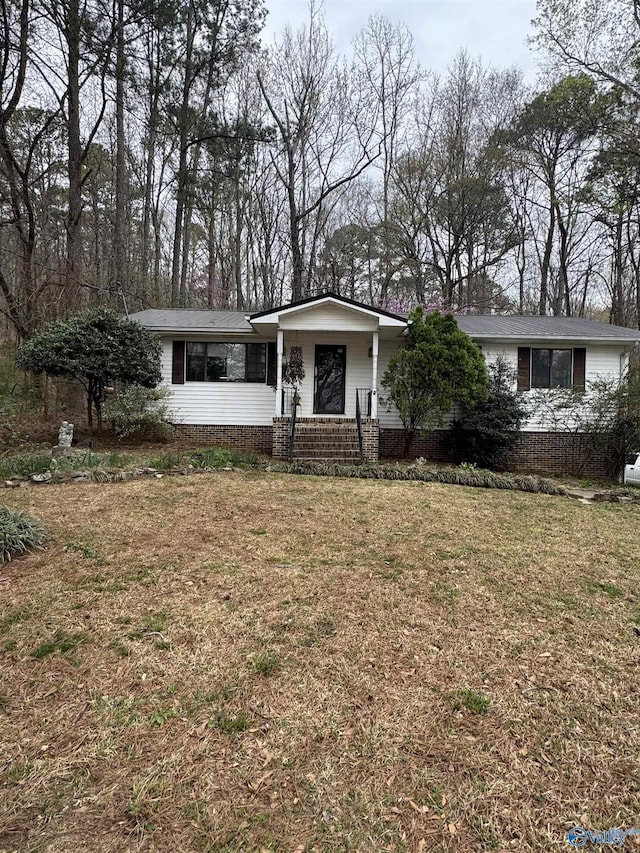 view of front facade featuring a front yard