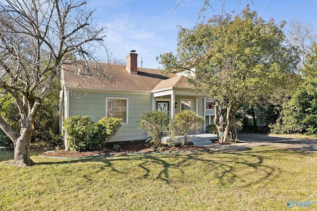 view of front of house with a front lawn