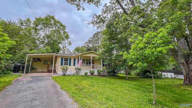 view of front of property featuring a porch, a carport, and a front yard