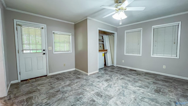 foyer with crown molding and ceiling fan