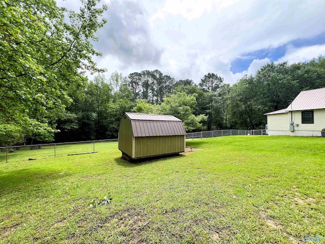view of yard featuring a storage unit and an outdoor structure