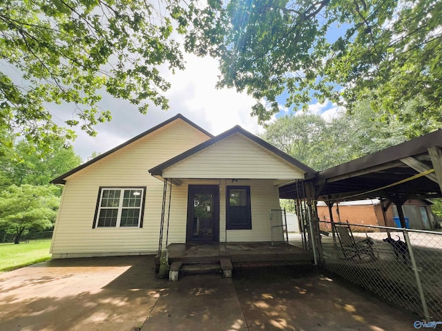 view of front of property featuring covered porch and fence