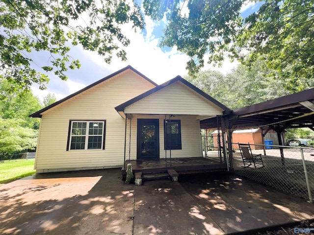 view of front of property with fence and covered porch