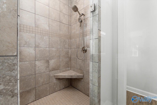 bathroom featuring tiled shower