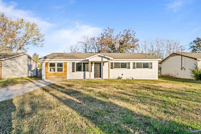 single story home with a front yard