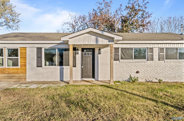 view of front facade featuring a front yard