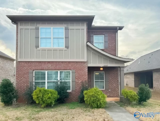 view of front of property with a front yard