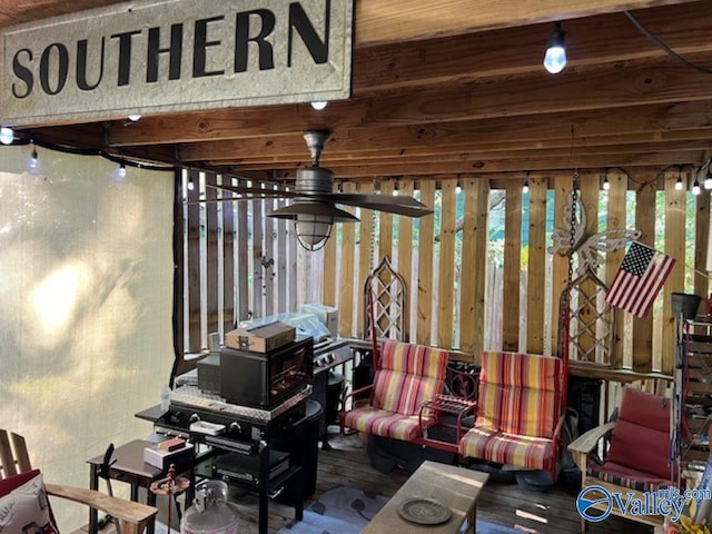 sunroom with ceiling fan