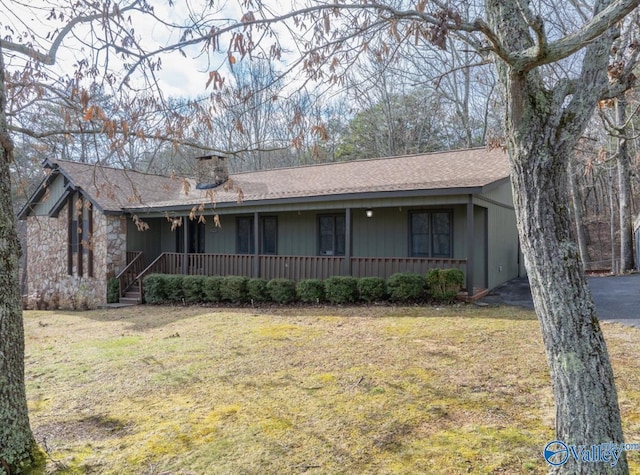 ranch-style home featuring a front yard