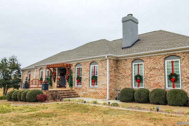 view of front facade featuring a front lawn