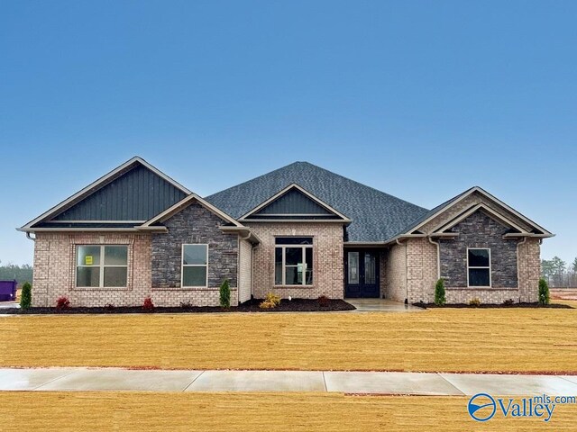 craftsman inspired home featuring a front yard