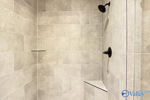 bathroom featuring a tile shower