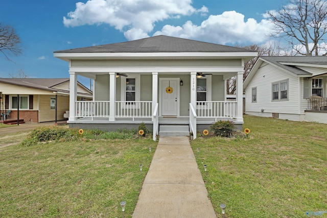 view of front of home with ceiling fan, a porch, and a front yard