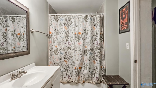 bathroom featuring a shower with curtain and vanity