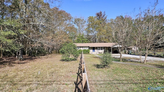 view of front of house featuring a carport and a front yard