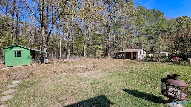 view of yard featuring an outbuilding