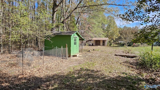 view of yard featuring a storage shed